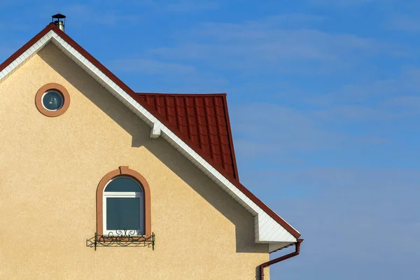 Dach Eines Neu Gebauten Hauses Mit Schönem Fenster Und Schornstein — Stockfoto