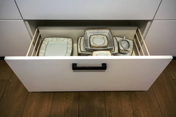 Открытый Кухонный Ящик Плитами Внутри Умное Решение Кухонного Хранения Организации — стоковое фото