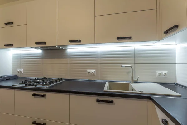 Menakjubkan Baru Dapur Kayu Kontemporer Dengan Oven Modern Dan Wastafel — Stok Foto
