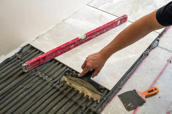 Ceramic Tiles Tools Tiler Worker Hand Installing Floor Tiles Home — Stock Photo, Image