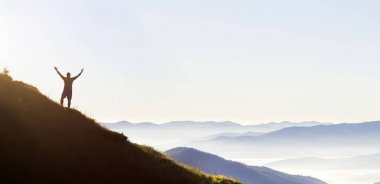 Genç başarılı adam uzun yürüyüşe çıkan kimse siluet Panoraması açık silah dağ tepe üzerinde.