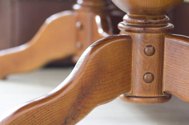 Yakın çekim detay ahşap masa görüntüsü. Meşe mobilya unsuru. Bir mutfak klasik tablosunun dekoratif ahşap bölümü.