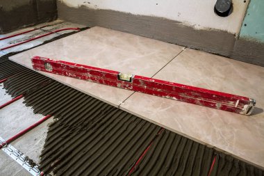 Seramik kiremit ve çatı ustası için araçlar. Kat yükleme döşer. Hom