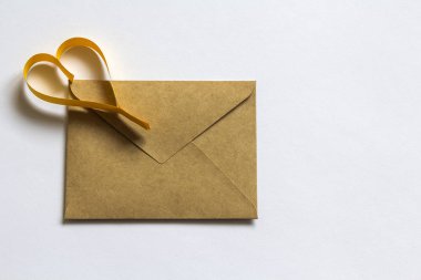 Kağıt kalp beyaz zemin üzerine mektup zarfı seviyorum. Mutlu