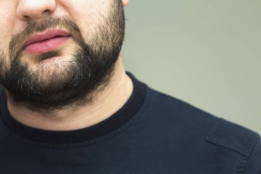 Yakın çekim yakışıklı genç sakallı adamın sakalı görünümünü