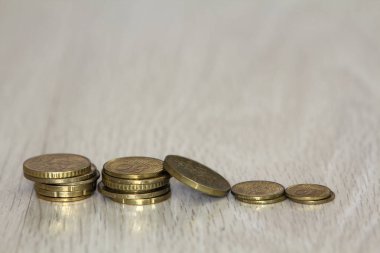 Sikke yığını veya para yığını ve sikke üzerinde ahşap tablo satırı. Finans, iş büyüme kavramı. Yatırım ve kavram kaydetme.