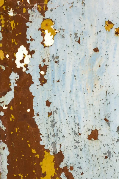 Dikey boya ve kapsamlı korozyon pas çizgileri ile peeling ile metal plaka paslanma grungy arka plan dokusu.
