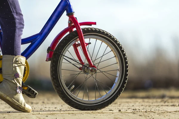 子供自転車で小さな女の子子足のクローズ アップの詳細 — ストック写真