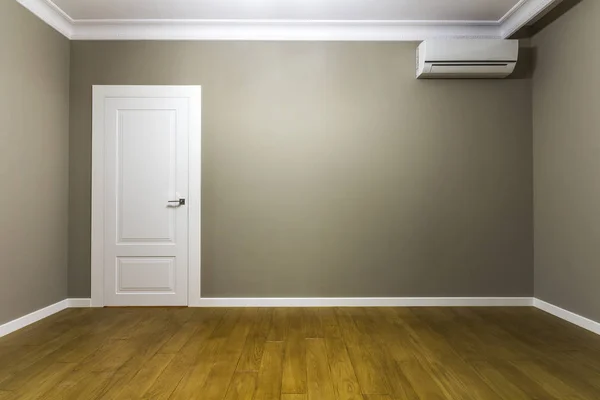 Интерьер пустой комнаты в новой квартире после ремонта — стоковое фото