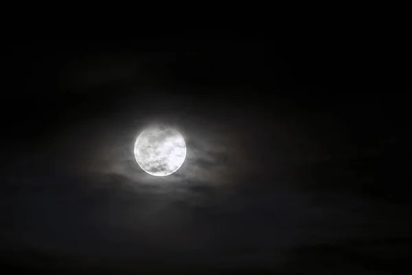 Grande lune argentée en gros plan sur ciel bleu foncé avec des nuages épars . — Photo
