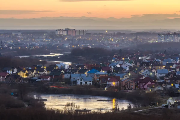空中イブニングビューイヴァーノ = フランキーウシク市, ウクライナ.大都市の素晴らしい夕日。走行コンセプトの背景. — ストック写真