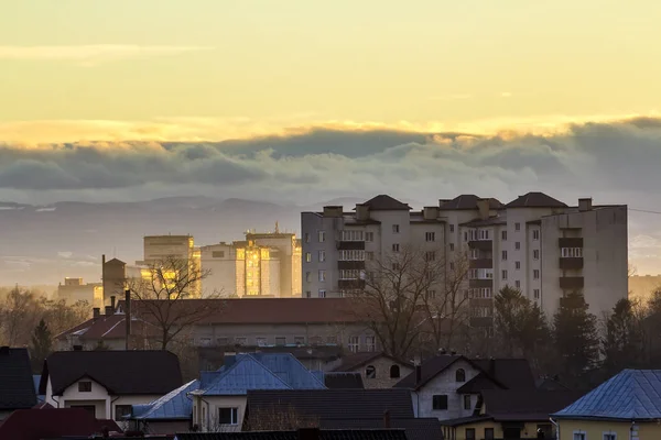 Alto edificio de apartamentos Ivano Frankivsk, Ucrania. Arquitectura residencial con montañas detrás — Foto de Stock