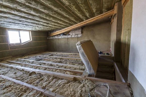 Sótão da casa em construção. Mansard paredes e isolamento de teto com lã de rocha. Material de isolamento de fibra de vidro em estrutura de madeira para barreira fria — Fotografia de Stock