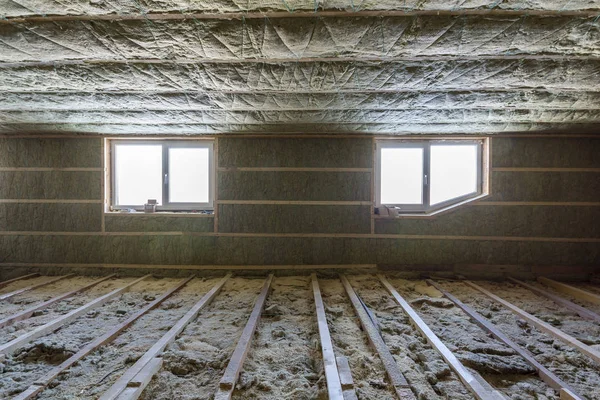 Podkroví domu ve výstavbě. Podkrovní stěny a stropní izolace Rockwool. Skelné izolační materiál v dřevěném rámu pro studené bariéra — Stock fotografie