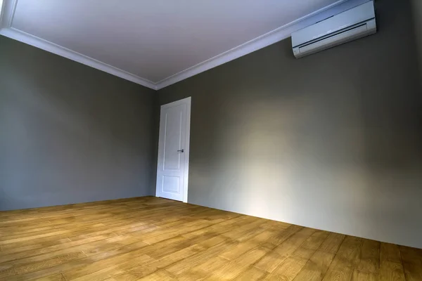 新たに塗られた壁、空気 cond で新しいお部屋インテリア — ストック写真
