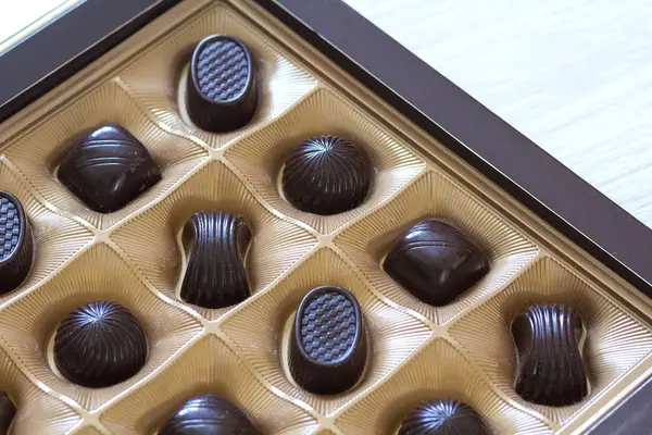Doce variedade de doces de chocolate em uma caixa de close-up. Vista superior — Fotografia de Stock