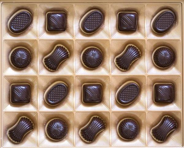 달콤한 초콜릿 캔디 상자 클로즈업에서 구색입니다. 상위 뷰 — 스톡 사진