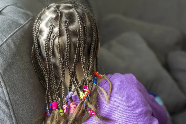 Gros plan de cheveux tressés de petite fille avec des bandes de caoutchouc colorées — Photo