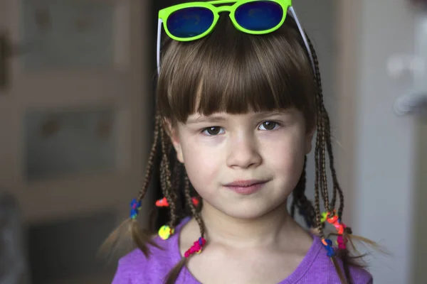 Porträtt av ganska liten flicka med små flätor — Stockfoto