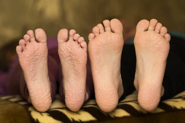 Крупный план детей с морщинистыми ногами после долгой ванны — стоковое фото