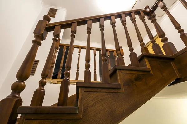 在新装修的房子棕色木橡木楼梯特写细节。楼梯间两层 — 图库照片