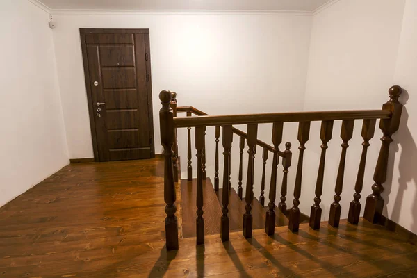 Detalhe close-up de escadas de carvalho de madeira marrom em novo renovado hous — Fotografia de Stock