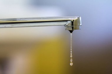 Modern banyo döndü damla su Bataryası close-up. Ho