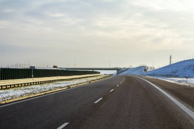 Kış manzara ufuk asfalt yol ile.