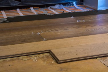 Yenileme çalışmaları. Yakın çekim parke ve cerami kurulum