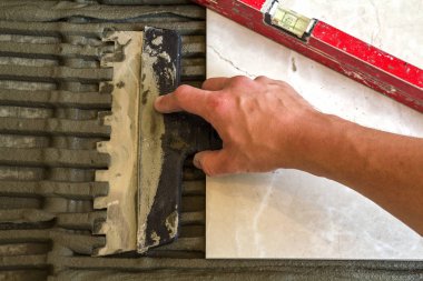 Seramik kiremit ve çatı ustası için araçlar. İşçi el yükleme yer karosu. Ev geliştirme, yenileme - Seramik Karo döşeme yapıştırıcı, harç, düzeyi.