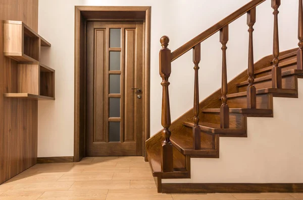 새로운 개조 된 집에 문과 현대 갈색 오크 나무 계단 — 스톡 사진