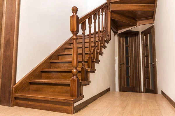 现代棕色橡木楼梯和门在新装修的房子 — 图库照片