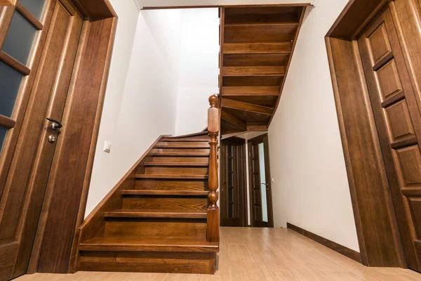 Modernas escadas de madeira de carvalho marrom e portas em nova casa renovada — Fotografia de Stock