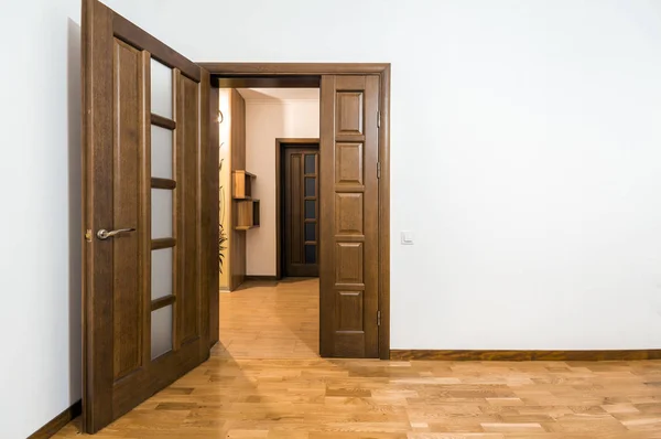 Nova porta de madeira marrom no interior da casa — Fotografia de Stock
