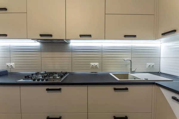 Удивительная новая современная деревянная кухня с современной духовкой и кухонной раковиной с водой. — стоковое фото