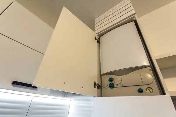 Ketel pemanas air gas rumah di dapur furnitur untuk apartemen pemanas rumah . — Stok Foto