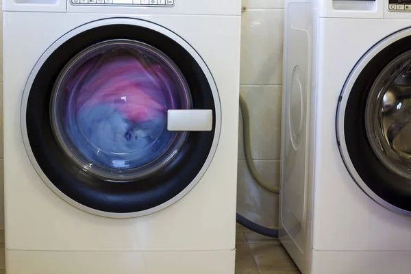 Красочная одежда и полотенца в стиральной машине — стоковое фото