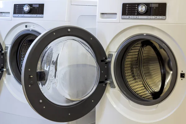 Un primer plano de la lavadora abierta en el baño — Foto de Stock