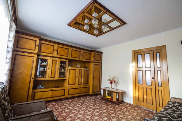 Інтер'єр розкішної кімнати з дорогими дерев'яними меблями — стокове фото