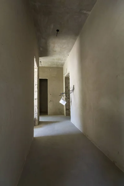 Apartamento interior em renovação durante a remodelação da restauração. Construção cita no corredor em uma nova casa construída — Fotografia de Stock
