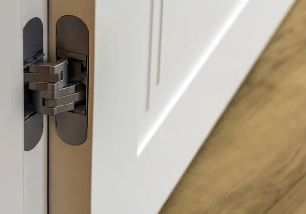 Neue moderne Metalltürscharniere an weißen Holztüren — Stockfoto