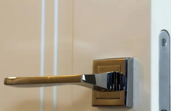 Klamka ze stali nierdzewnej nowoczesny na białe drzwi drewniane — Zdjęcie stockowe