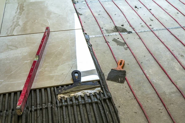 Keramiska plattor och verktyg för tiler. Montering av golvplattor. Förbättring, renovering - keramiska plattor golv lim, murbruk, nivå — Stockfoto