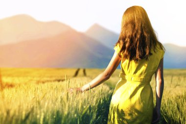 Güzellik genç kız açık havada doğanın keyfini. Güzel genç mo