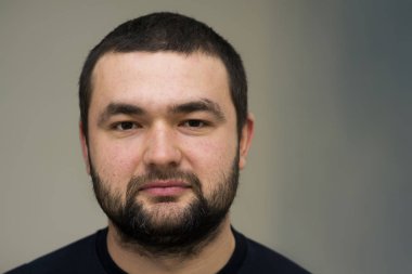 Yakışıklı bir genç sakallı adam portresi