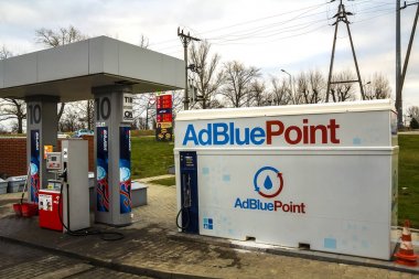 Otoyol dinlenme üzerinde benzin istasyonunda Adblue tank.
