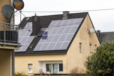 Yenilenebilir temiz yeşil enerji verimli güneş panelleri s tasarruf