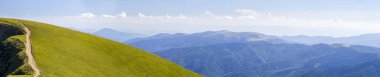 Yeşil tepeler için çakıl yol ile yaz dağlarda Panoraması