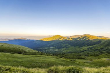 Dağlar, gündoğumu veya günbatımı güzel sahne