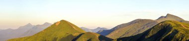 Yaz aylarında Karpat dağ manzarası. Panoramik görünümü. Günbatımı 